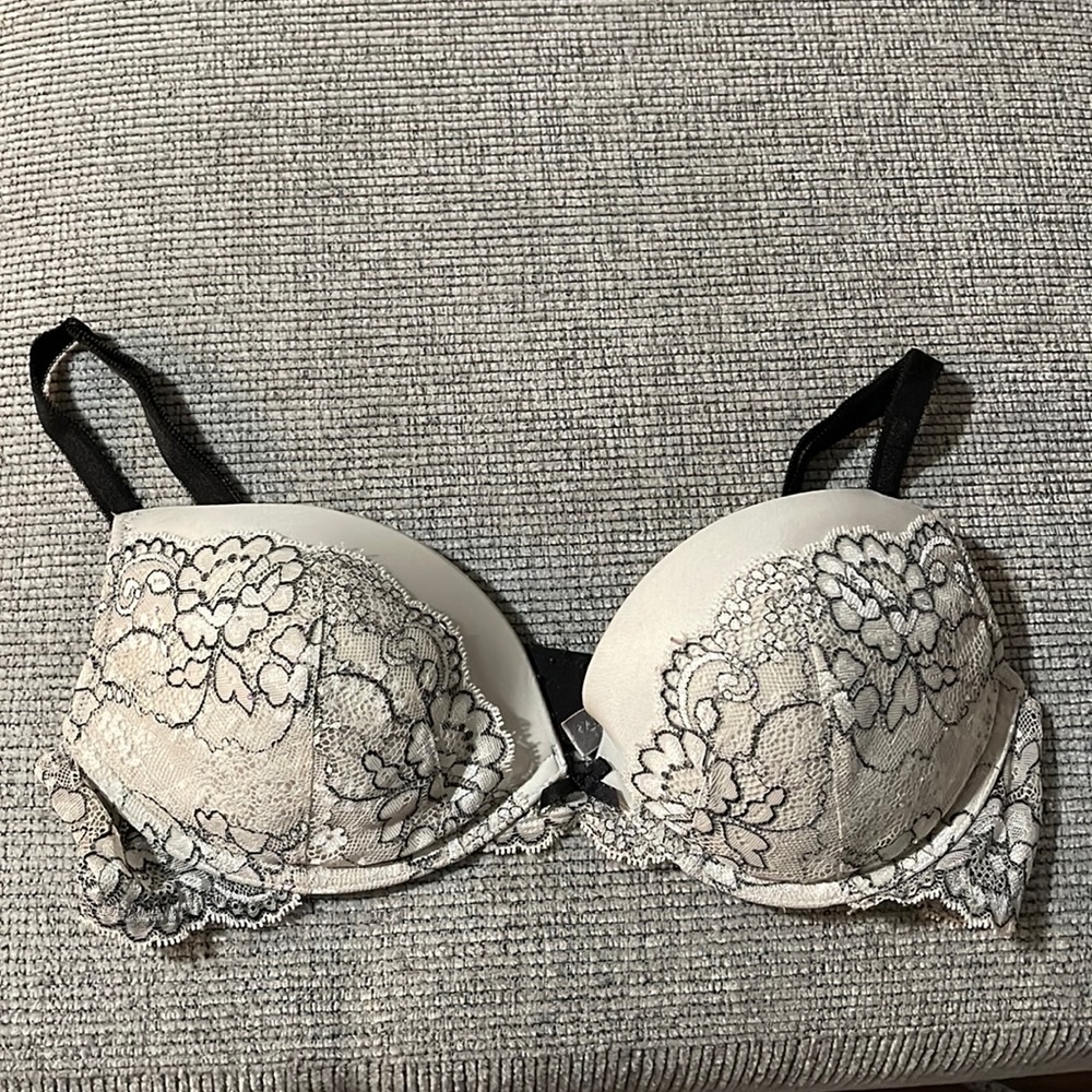 💥50% sale💥Victoria’s Secret black and white lace push up bra #O126